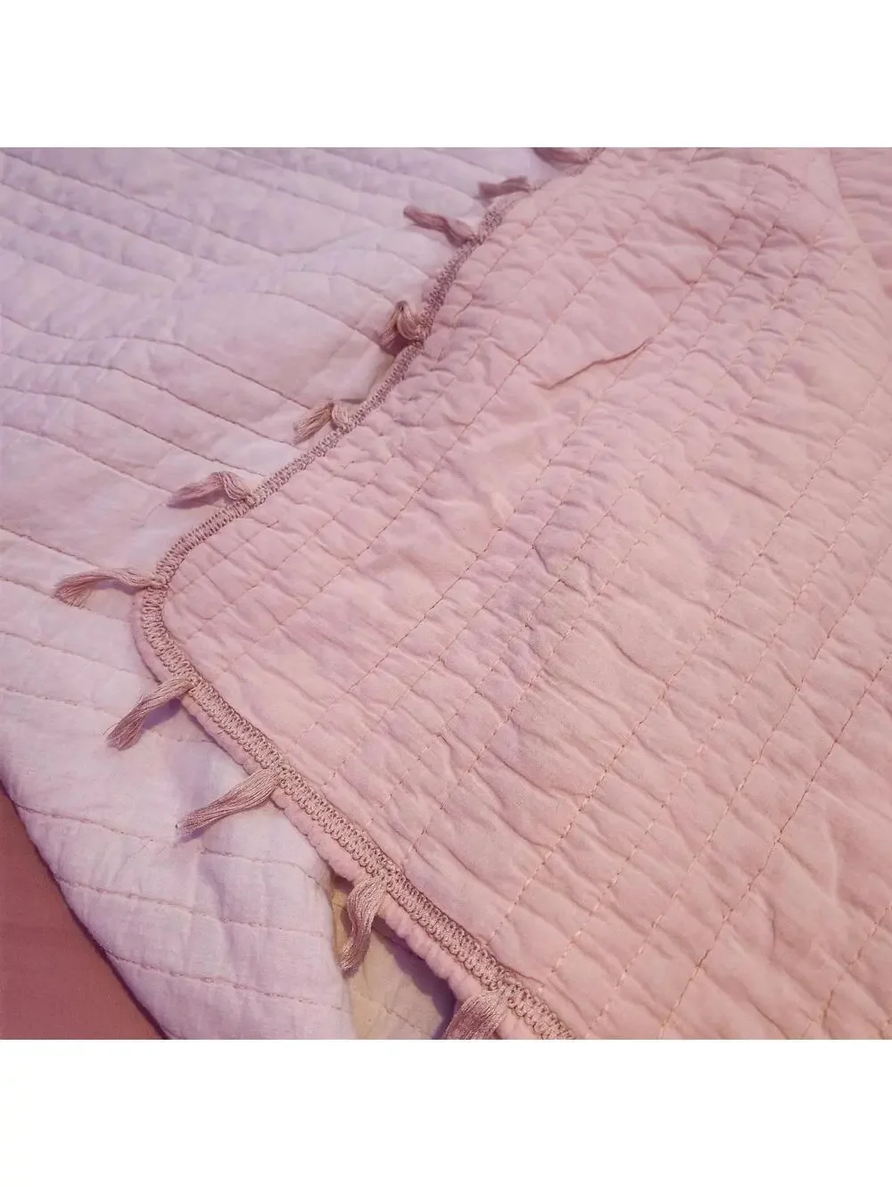 August & Leo Home Quilt Lightweight Bedding Blanket Pink Tassel Trim 108x90 King